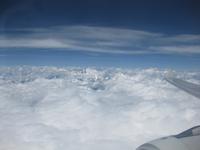 Die Berge des Himalaya-Gebirges schauen aus den Wolken heraus