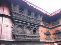 Kathmandu - Innenhof des Kumari Bahal - an den oberen Fenstern zeigt sich die 