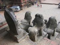 Skulpturen am Nyatapola-Tempel in Bhaktapur