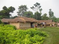 Dorf mit Lehmhütten