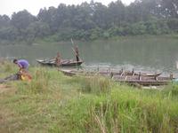 Bootsfahrt auf dem Fluss durch den Chitwan Nationalpark