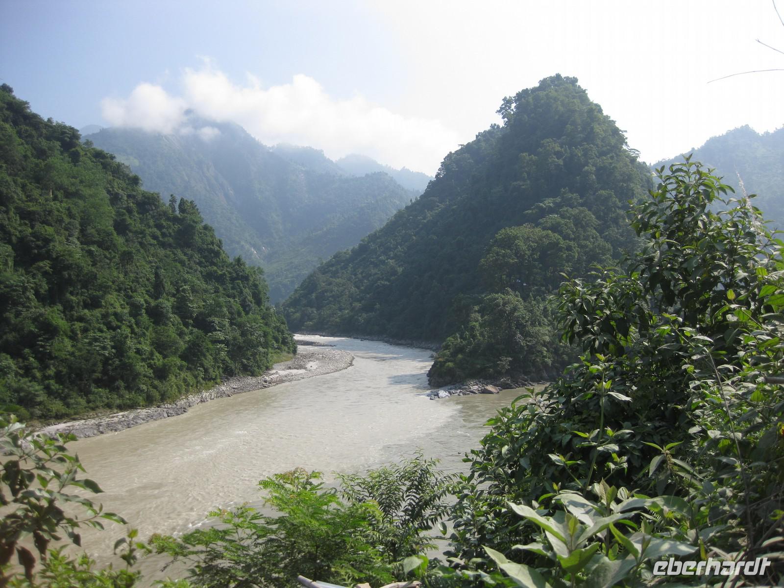 Weiterfahrt nach Pokhara - Auf der Strecke nach Mugling Zusammenfluss zweier Flüsse