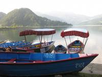 Diese Boote bringen uns über den Begnas See zu unserem Hotel