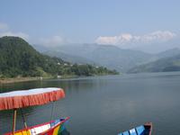 Ein letzter Blick über den See zu den Bergen