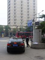 095 Japanische Autos werden mit Flaggen verdeckt