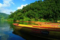 469 Per Boot zum Begnas Lake Resort