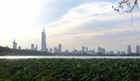 1537_Schwarzer-Drachen-See und die Skyline von Nanjing