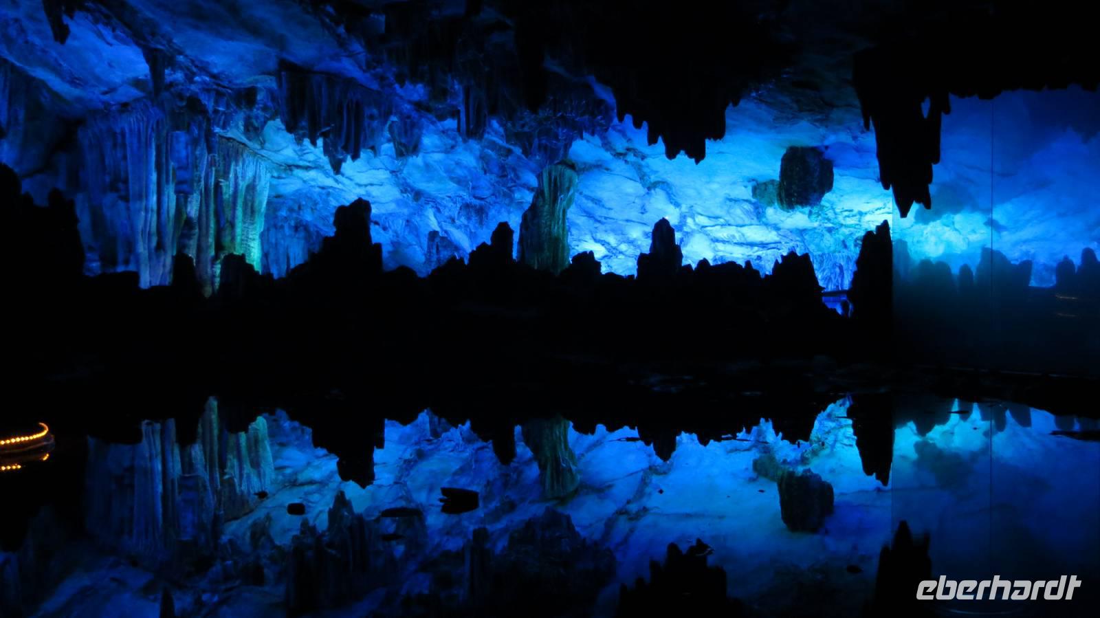 1852_Schilfrohrflötentropfsteinhöhle in Guilin - Stadt Guilin mit den Karstbergen