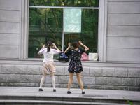 1952_Tänzerinnen auf der Straße in Kanton