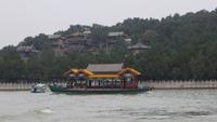 0190 Peking - Besuch des Sommerpalastes - Fahrt mit der Fähre über den Kunmingsee - Blick zum Sommerpalast