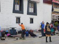 0597 Lhasa -Jokhang Kloster  und Bakor-Strasse - Pilger