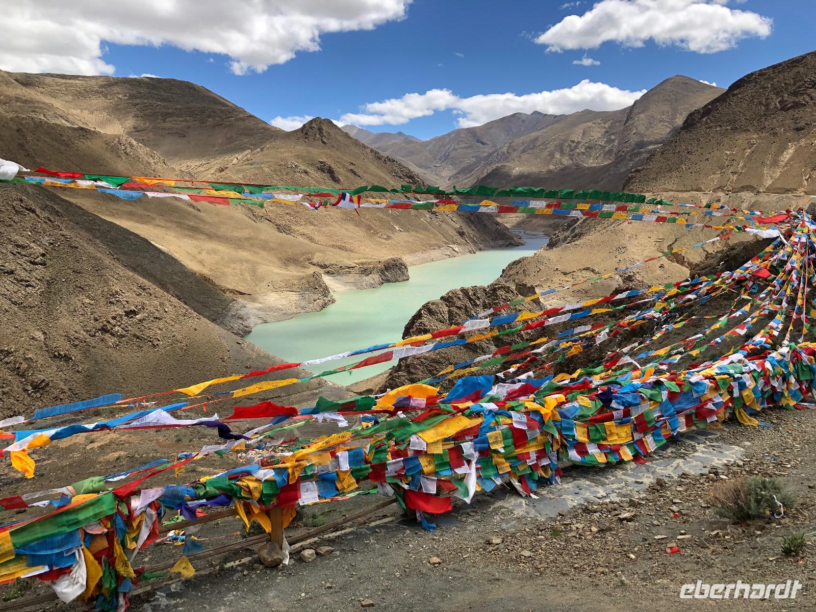 Tibet - Gebetsfahnen Simila-Stausee