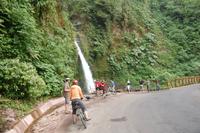 Wasserfall im Nebelwald um San Miguel