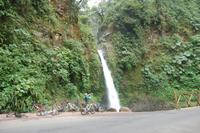 Wasserfall im Nebelwald um San Miguel