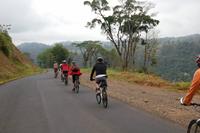 Neue Straße im Erdbebengebiet von 2009 um San Miguel 