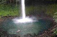 Bad im La Fortuna Wasserfall