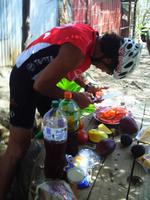 Daniel bereitet das Picknick vor