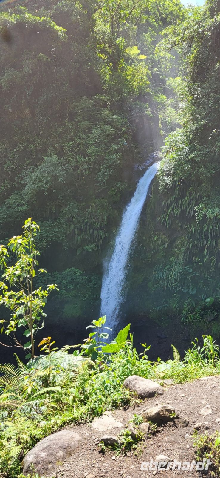 13 Wasserfall am Wegesrand
