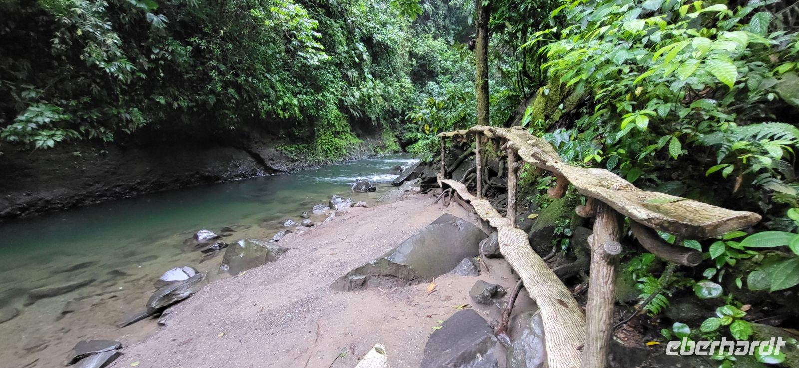 31 Fluss am Wasserfall