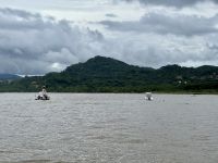 5. Tag – Delfinbeobachtung ab Samara – Boote vor Anker in der Bucht von Samara