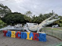 9. Tag – Von Monteverde nach Osa – Krokodilskulptur in Tarcoles