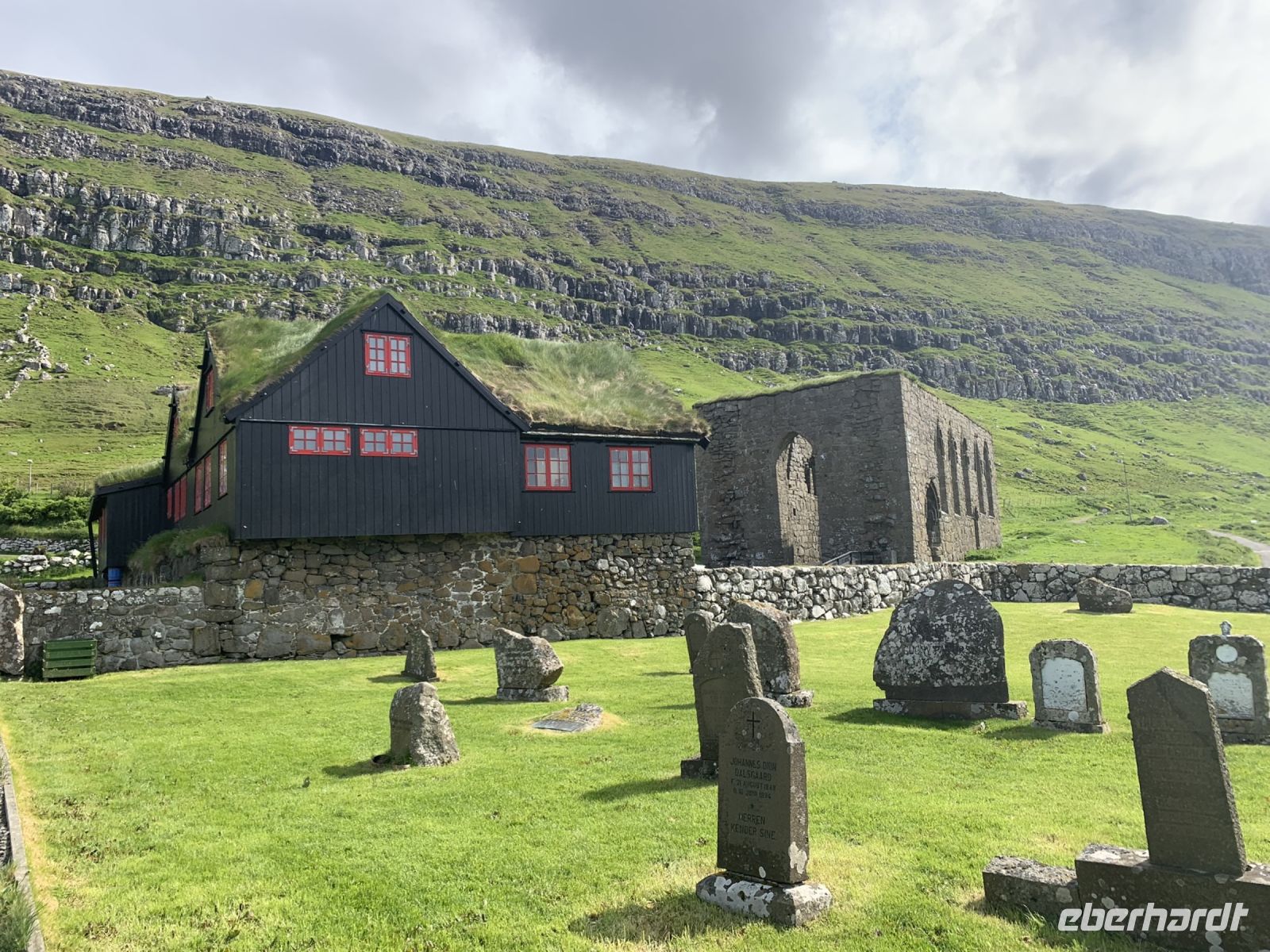 Königsbauernhof und St. Magnus Kathedrale Kirjubøur - Insel Streymøy - Färöer Inseln