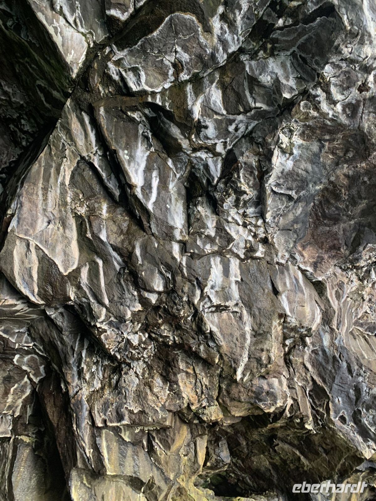 Grotte an der Küste Streymoys - Färöer Inseln