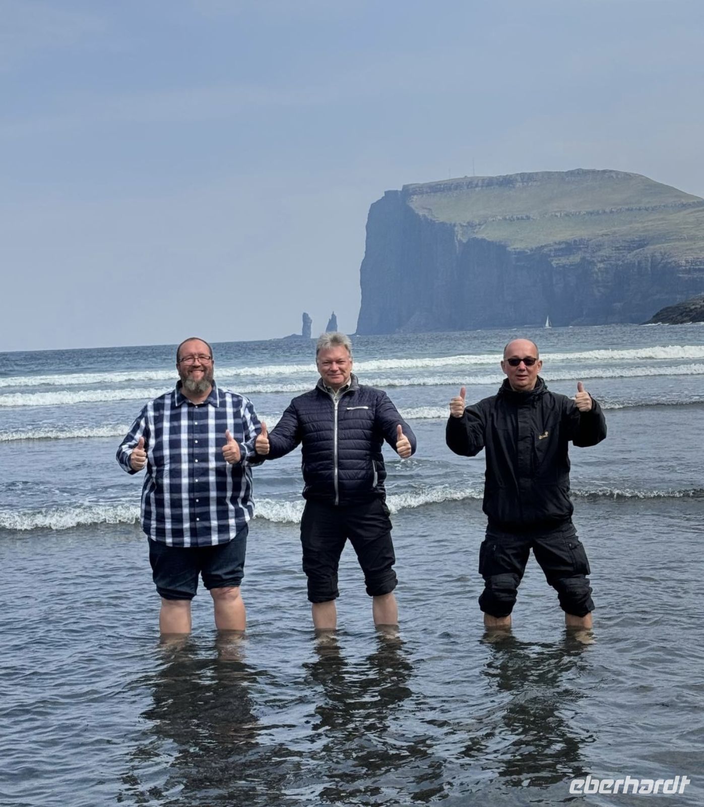 Wassertest in Tjørnuvik - Insel Eysturoy . Färöer Inseln