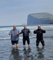 Wassertest in Tjørnuvik - Insel Eysturoy . Färöer Inseln
