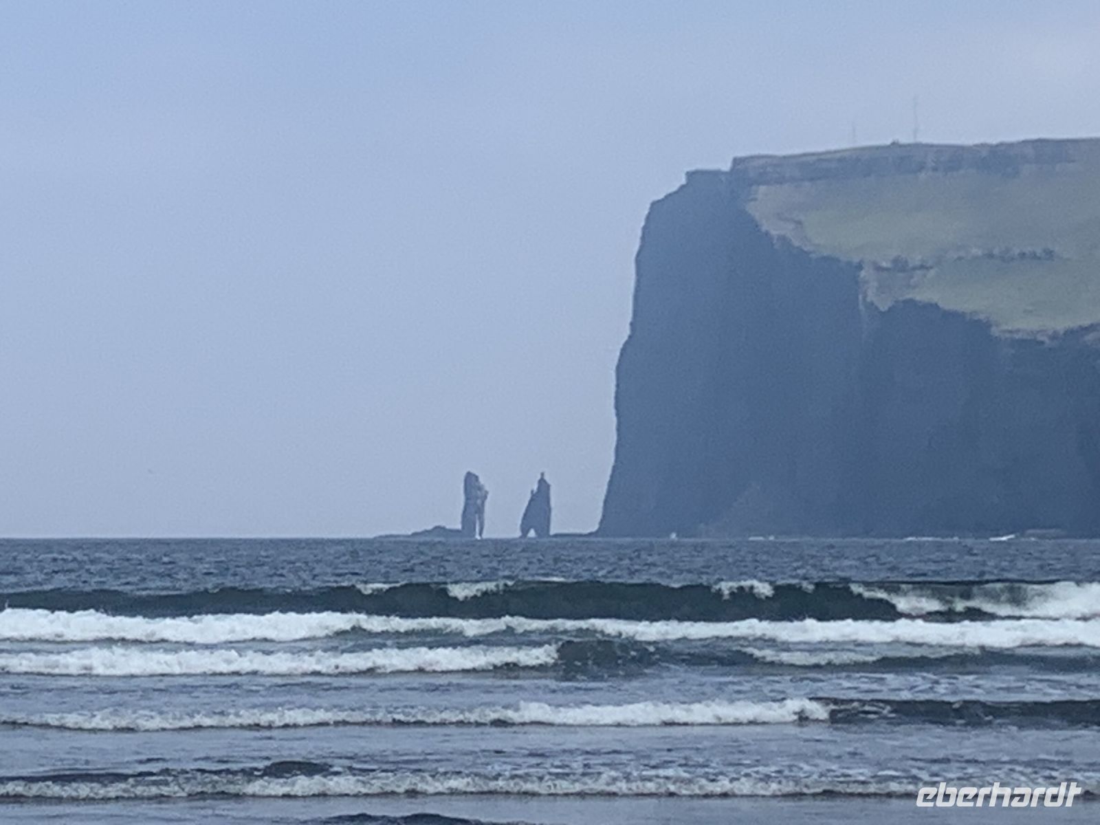 Der Riese und die Hexe - Tjørnuvik - Insel Eysturoy . Färöer Inseln