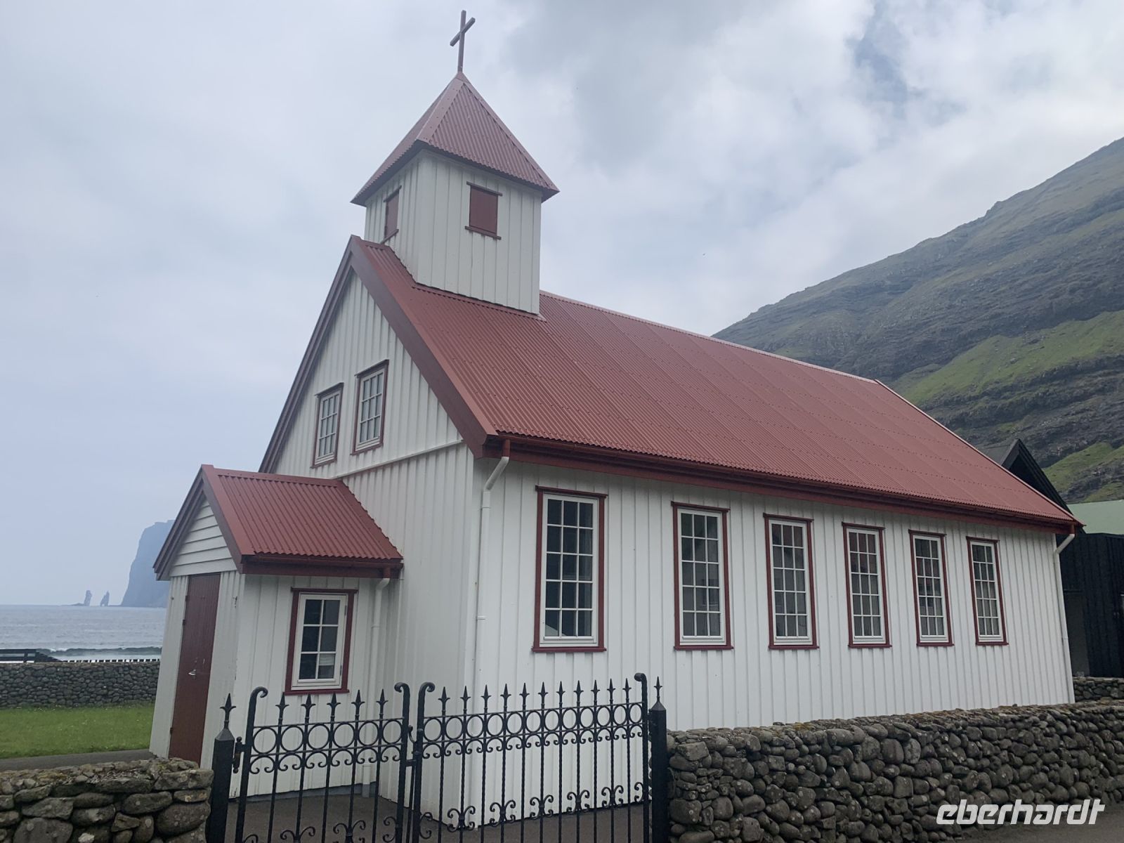 Kirche von Tjørnuvik - Insel Eysturoy . Färöer Inseln