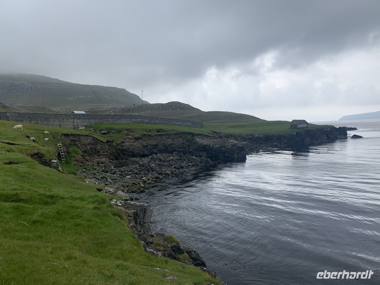 Felsküste - Insel Nolsoy - Färöer Inseln