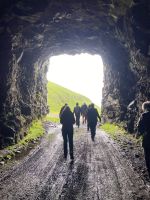 Faröer - Trøllanes Gang durch den Schaftunnel
