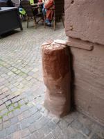die Ecke kratzen