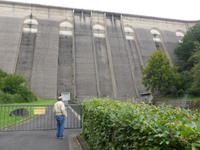 Vor der Staumauer der Oleftalsperre