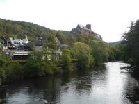 Blick auf die Hengeburg in Heimbach