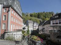 Eindrücke aus Monschau. Links im Bild das Rote Haus.