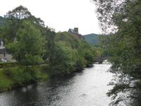 Beim Spaziergang in Heimbach über die Rur ohne h; die Burg Hengebach im Hinetrgrund