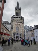 Vor dem Aachener Dom