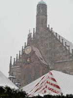 Christkindlesmarkt  in Nürnberg unter viel Schnee