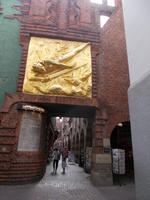 DSCN1787  Eingangstor zu den Höfen