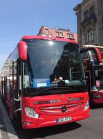 Der feuerrote Reisebus