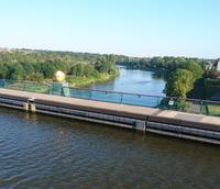 Wasserstraßenkreuz Mittellandkanal über die 13 m tiefer liegende Weser
