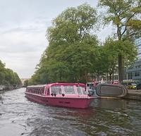 Auch rosa Boote gibt es in Amsterdam