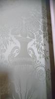 Detail einer der Seidentapeten im Schloß