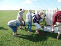 Schuhe aus und Hosen hochkrempeln