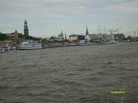 Blick zu den Landungsbrücken + 