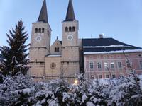 Berchtesgaden - Schloßplatz mit Stiftskirche