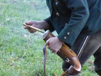 Weihnachtsschützen - Befüllen des Böllers