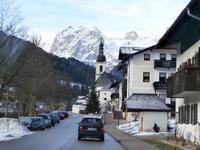 Pfarrkirche von Ramsau vor dem Felsmassiv der Reiter Alm